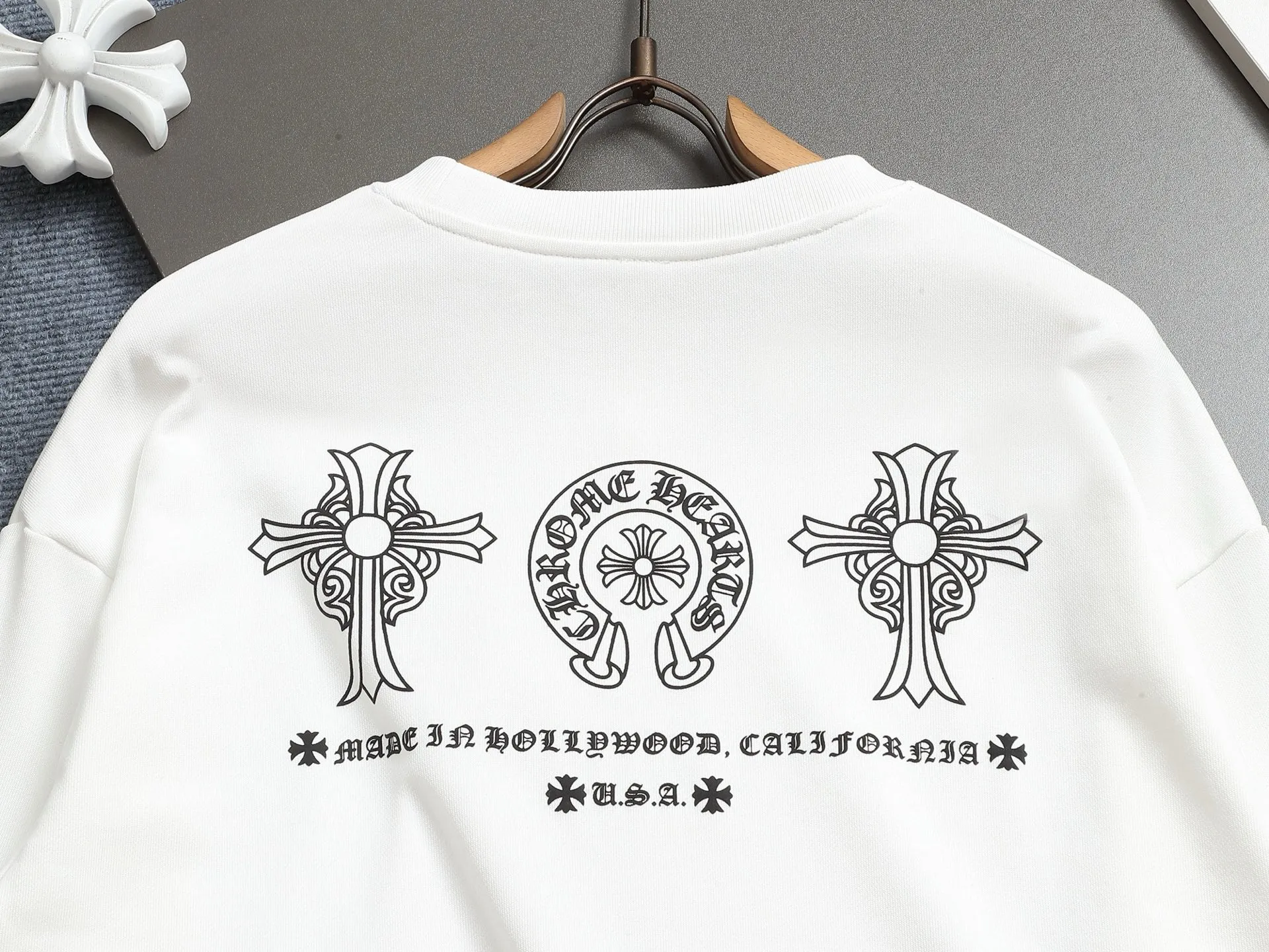 P230  Chrome hearts ch克罗心十字架马蹄LOGO印花工艺圆领卫衣 版型大 宽松有型区别低版本瘦长版型上身拉胯 百分百承诺:顶级品质不做快餐货市面最高版本 顶级品质，420克  26支定制定染双纱棉，男女同款，三标齐全。 Color: Black White Size: XS-L